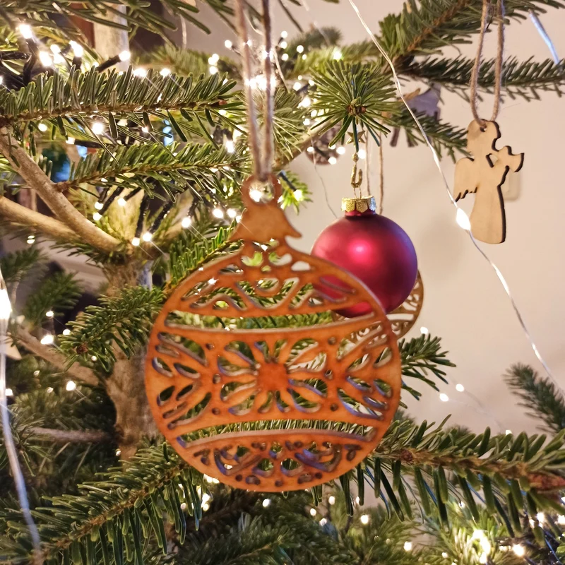 10 filigrane Weihnachtskugeln aus Holz 9 cm - Flache Holzanhänger