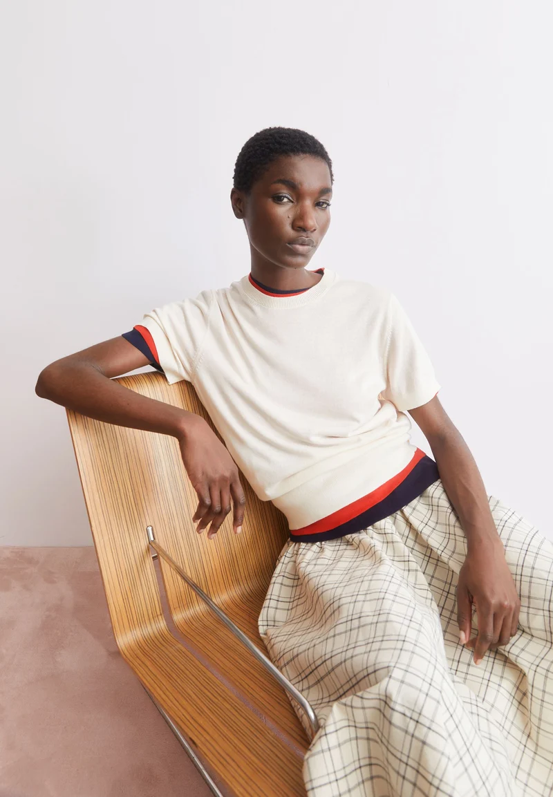 KURZÄRMLIGER STRICKPULLOVER | oatmilk