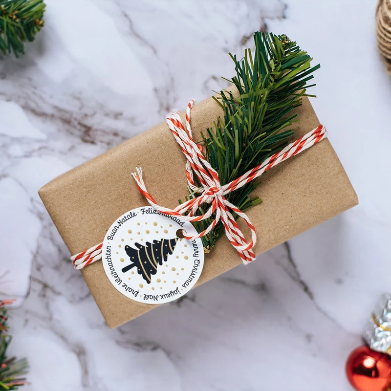 200 Weihnachtsaufkleber auf Rolle Frohe Weihnachten international schwarz gold Ø 5 cm