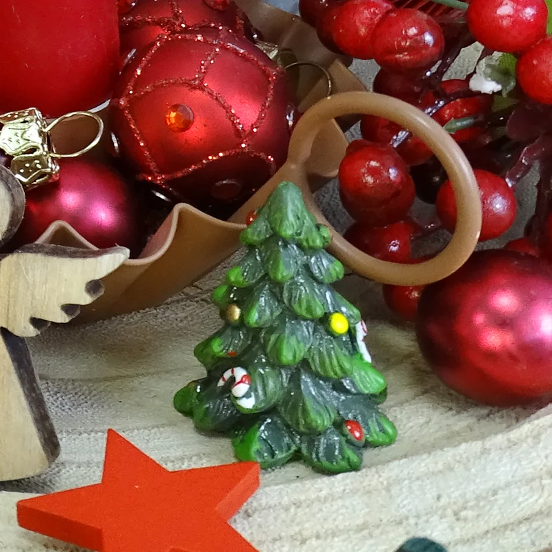 2 Tannenbaum Figuren - künstliche Weihnachtsbäume 11 cm grün