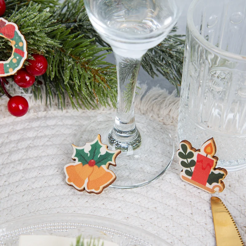 24 Stück Weihnachten Tischdeko - rot grün aus Holz 3-5 cm