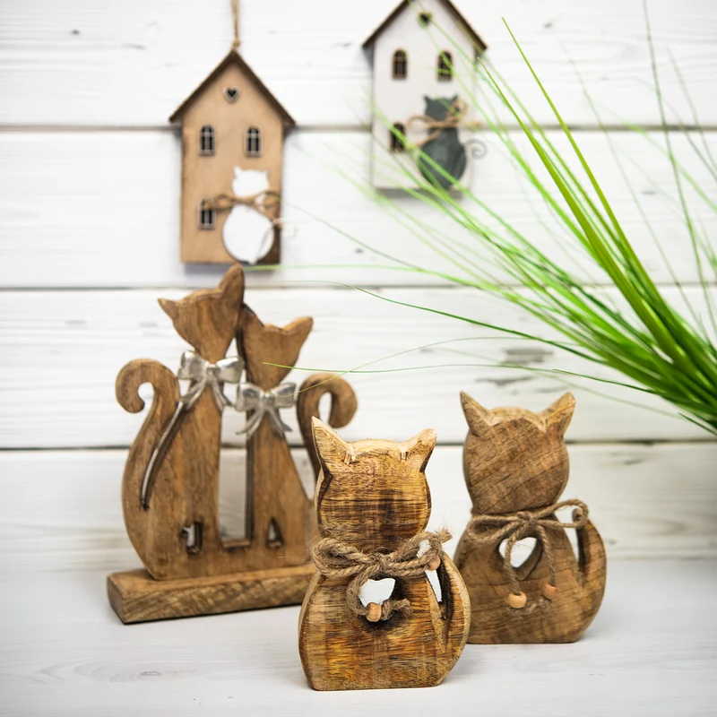 Logbuch-Verlag Katze mit Herz Mangoholz 15x10 cm – Katzenfigur Natur aus Holz, süße Holzdeko mit Herzform, Dekofigur zum Aufstellen für Katzenfreunde