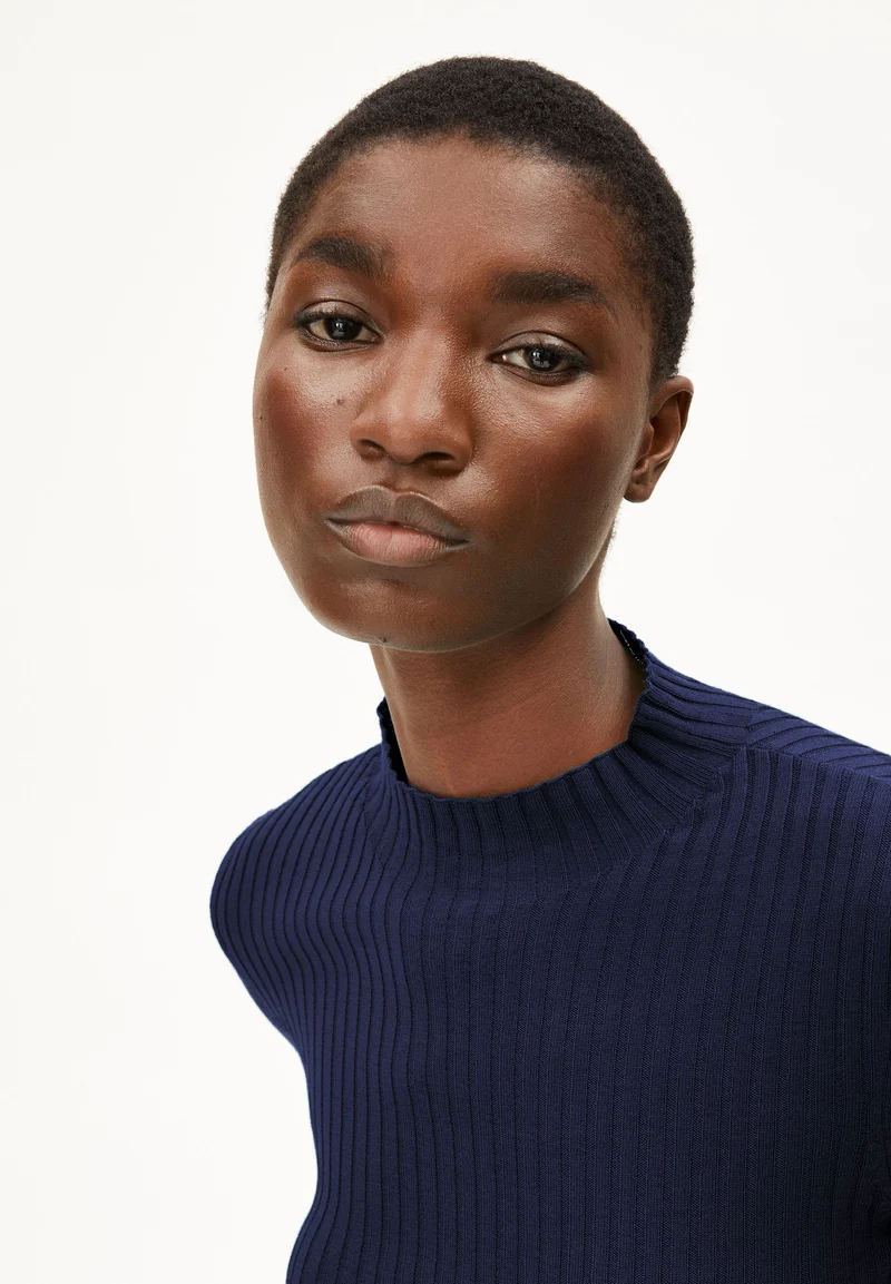 ALAANIA STRICKPULLOVER | tinted navy