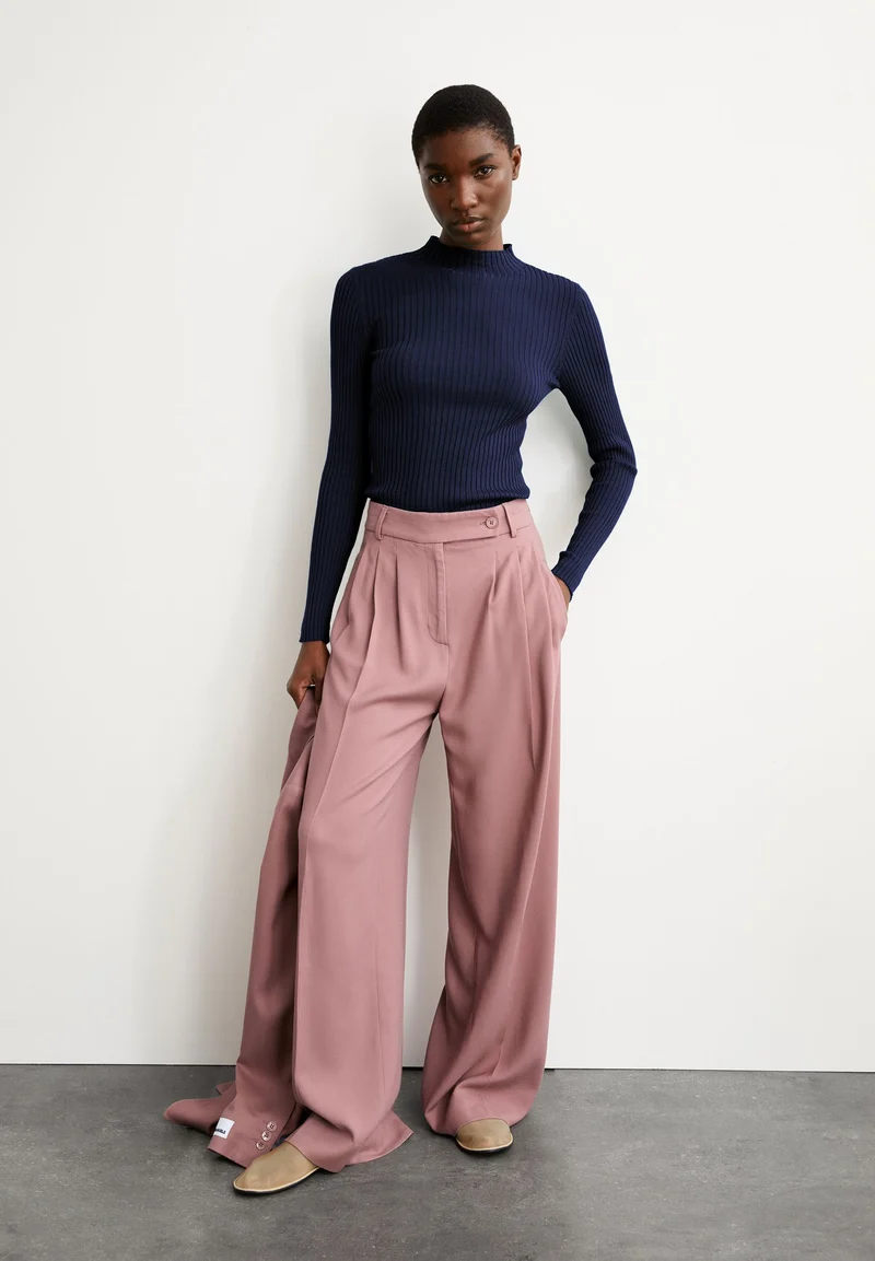 ALAANIA STRICKPULLOVER | tinted navy
