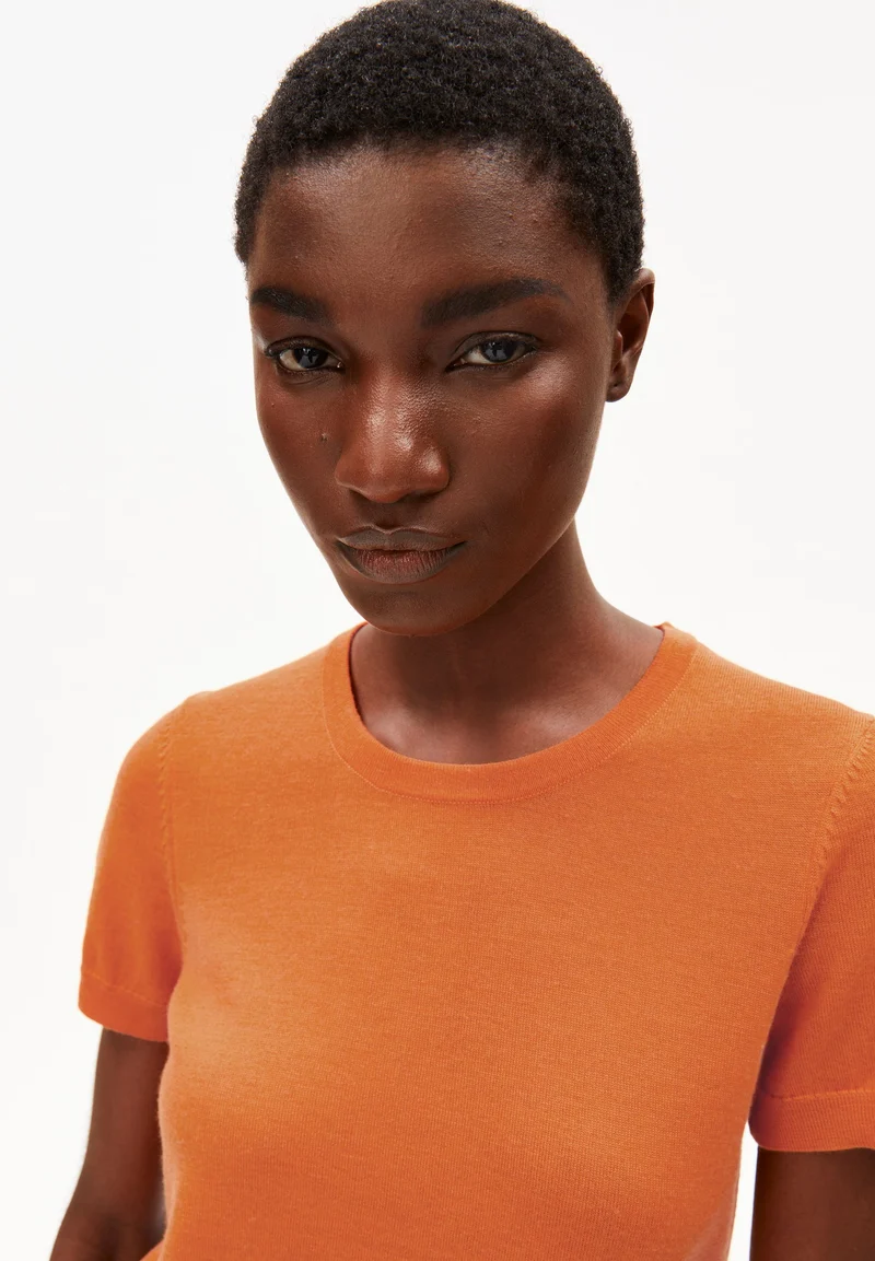 GUILIAA MERINO STRICK T-SHIRT | amberglow