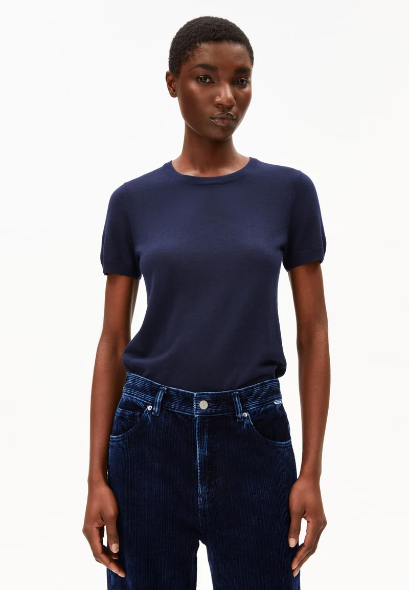 GUILIAA MERINO STRICK T-SHIRT | tinted navy