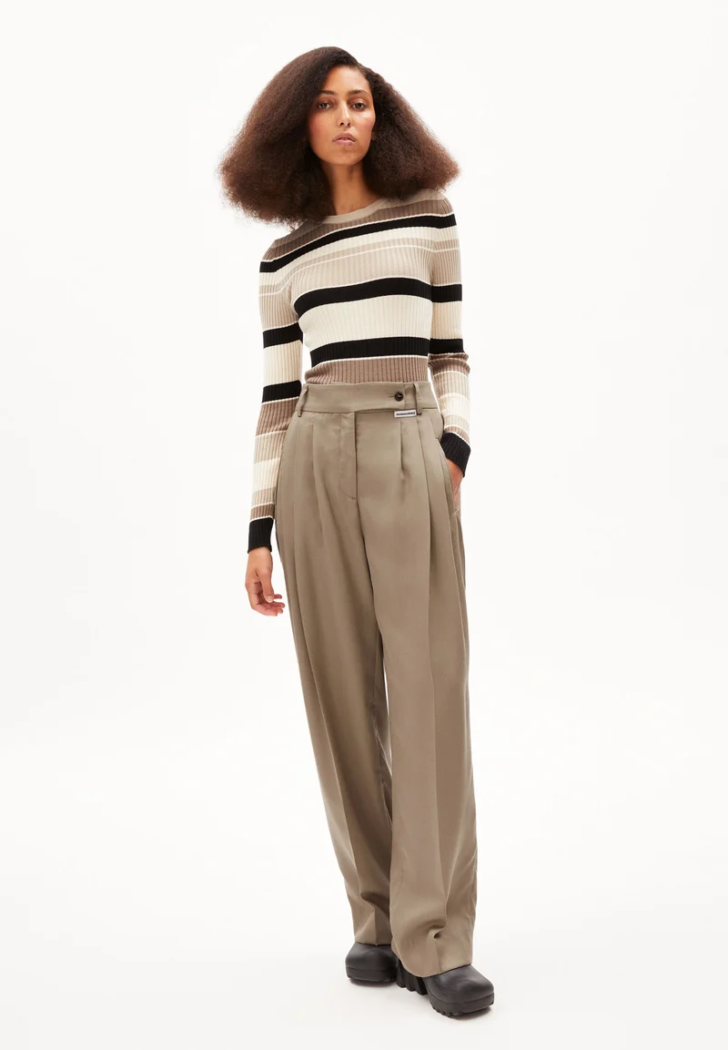 ALAANIA COLLEGE STRIPE | sandstone