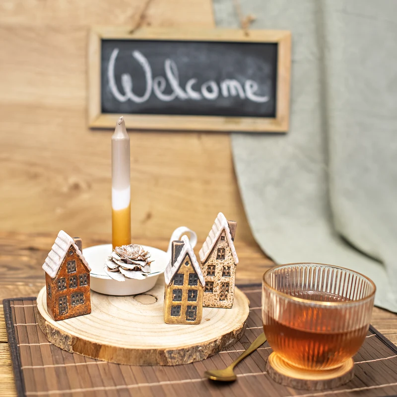 Logbuch-Verlag 3 kleine Häuser Figuren Stadthaus Backsteinhaus Miniatur Deko Geschenk-Set Herbst Weihnachten 10 cm