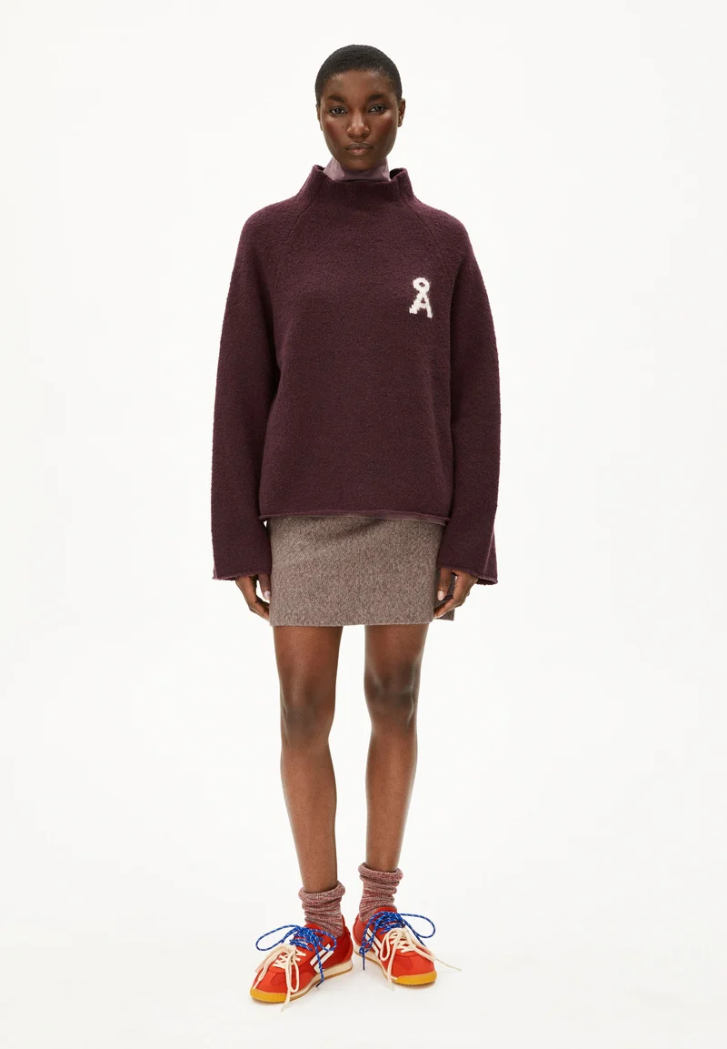 ICONIC Å BOUCLÉ-STRICKPULLOVER | dark cranberry-oatmilk
