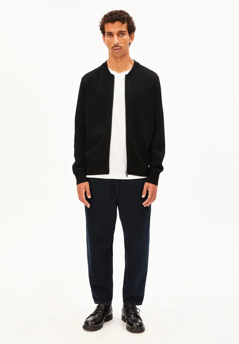 AGAAMON STRICKJACKE | black