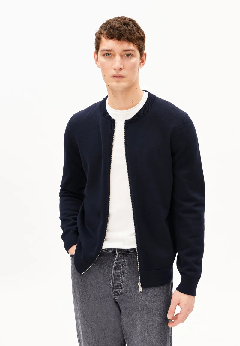 AGAAMON STRICKJACKE | night sky