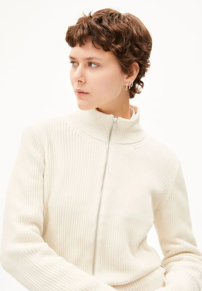REBECCAA VANISE | oatmilk-light oatmilk