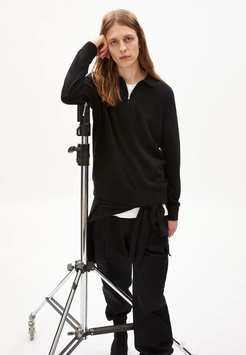 PAANAS | black