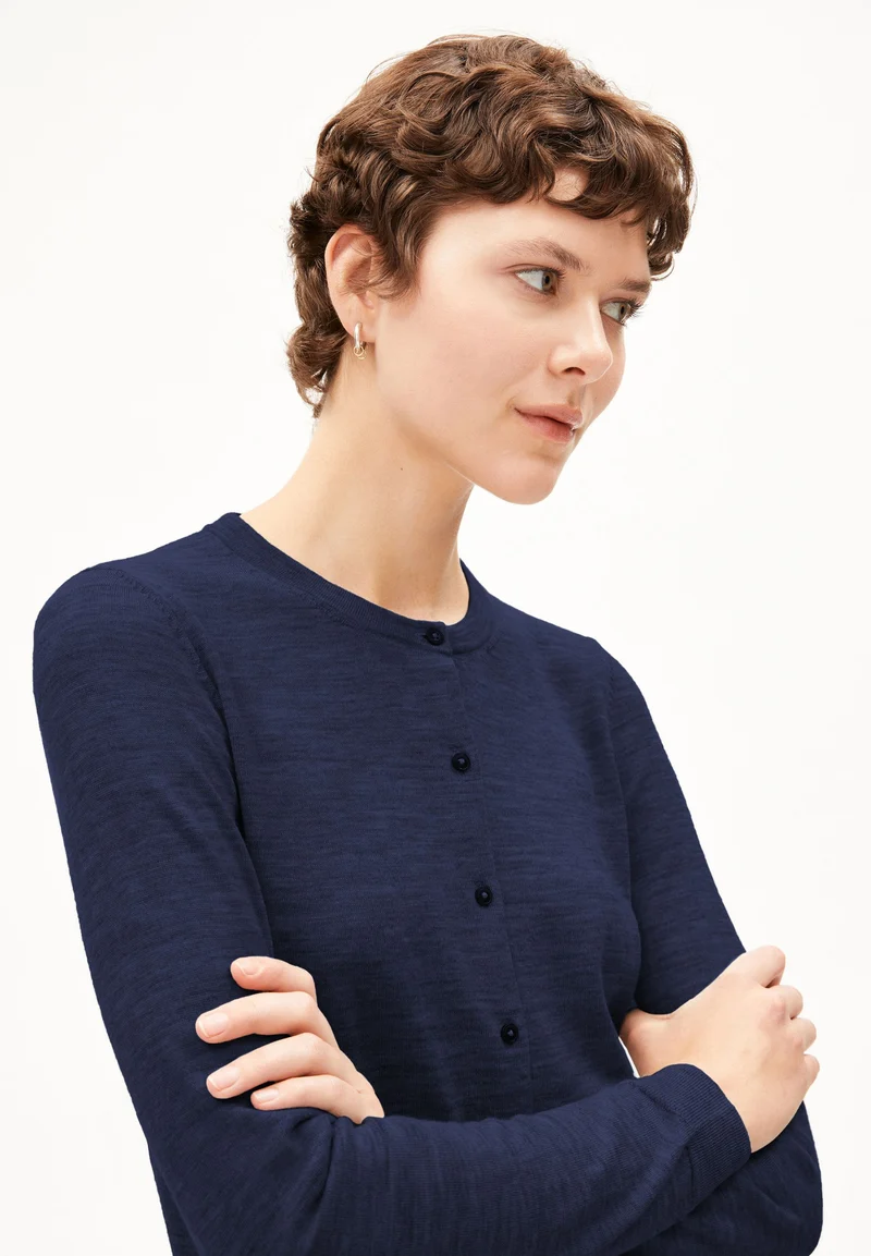 OPHALIAA MERINO STRICKJACKE | tinted navy