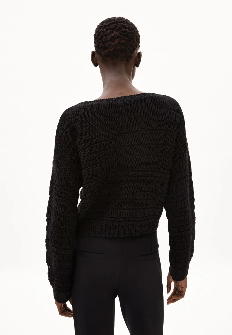 AALIYA | black
