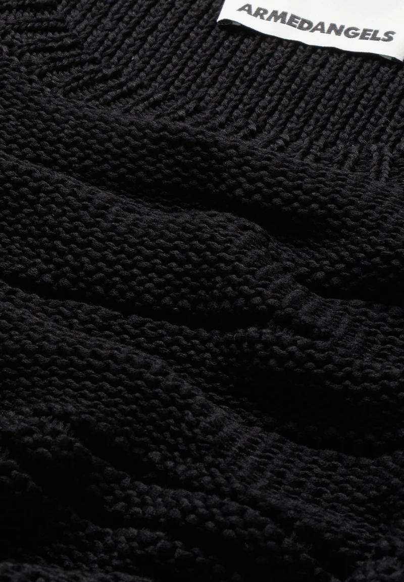 AALIYA | black